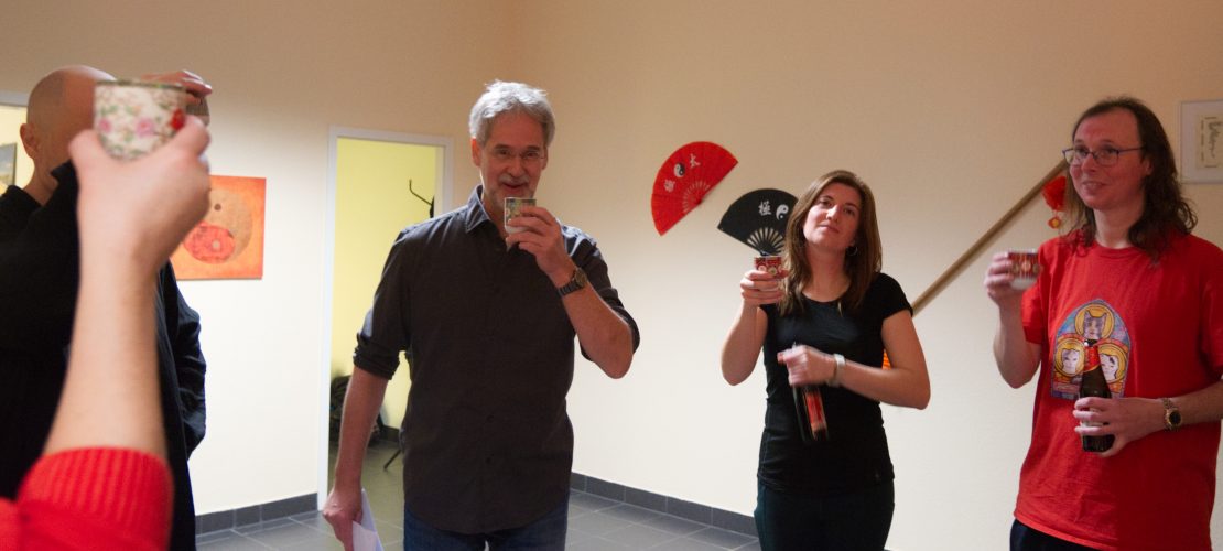 Anstoßen Neujahrsfest 2024