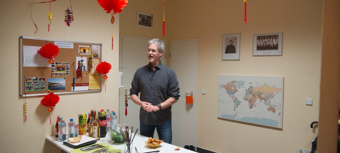 Rede Frank Adler vor Weltkarte