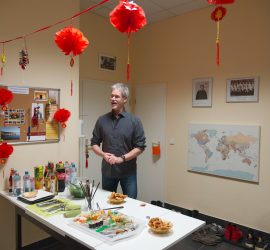 Rede Frank Adler vor Weltkarte