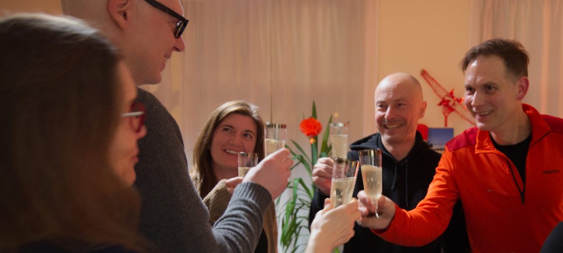 Anstoßen mit Sekt Neujahrsfest 2024