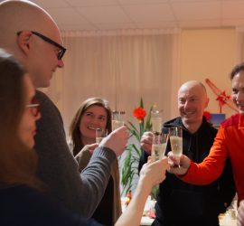 Anstoßen mit Sekt Neujahrsfest 2024