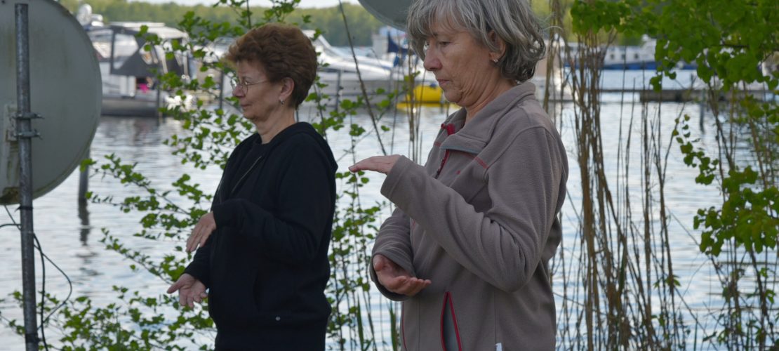 Figuren üben in Blossin vor der Kulisse des Wolziger Sees