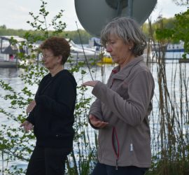 Figuren üben in Blossin vor der Kulisse des Wolziger Sees