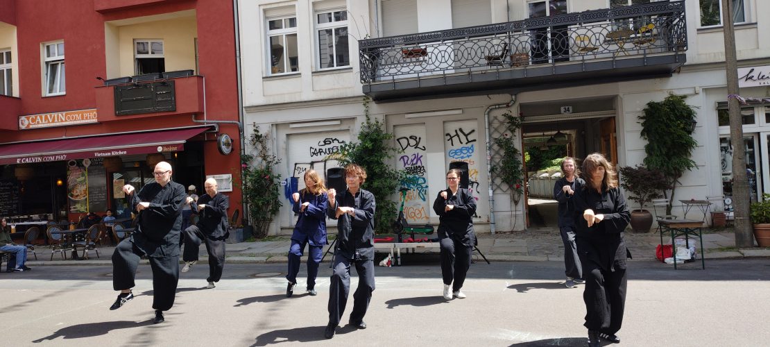 Figur aus Form Dinh Bo auf dem Choriner Straßenfest