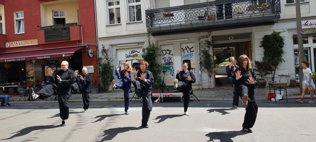 Figur aus Form Dinh Bo auf dem Choriner Straßenfest
