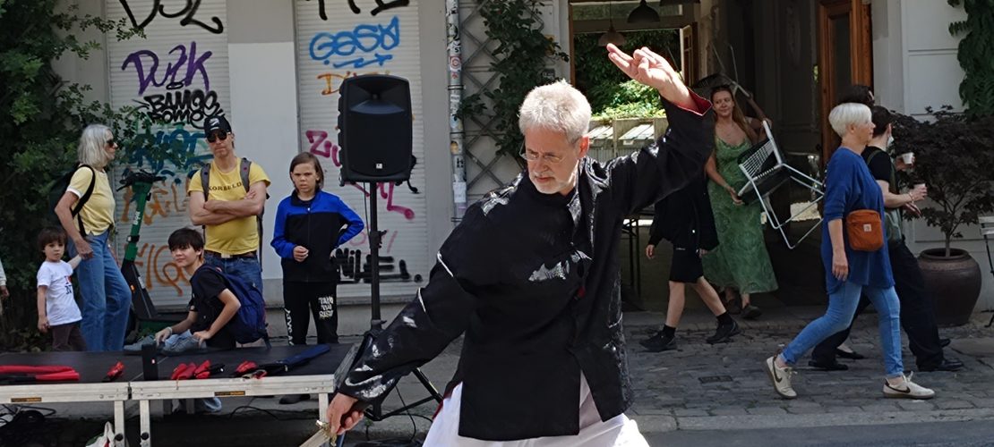 Meister Frank Adler mit Schwertform auf dem Choriner Straßenfest