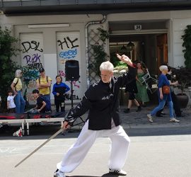 Meister Frank Adler mit Schwertform auf dem Choriner Straßenfest